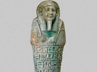 Aeg F 46  Aeg F 46, 26. Dynastie, Uschebti des Cham-Chonsu, Hellblaue, poröse Fayence mit braunen Verfärbungen, H 14,3 cm, B 4,0 cm, T 3,2 cm : Bestandskatalog Ägypten, Museumsfoto: Claus Cordes